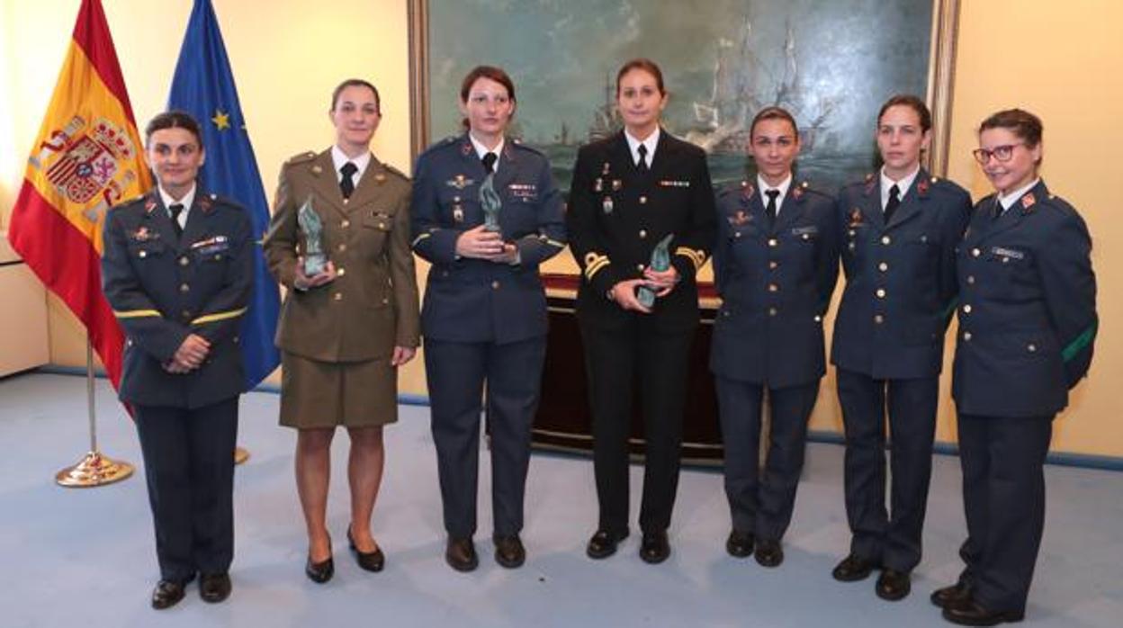 La teniente de navío Goicoechea, en el centro, junto al resto de las galardonadas.