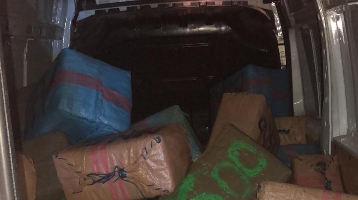 Un vecino de San Fernando, detenido con más de dos toneladas de hachís en una furgoneta