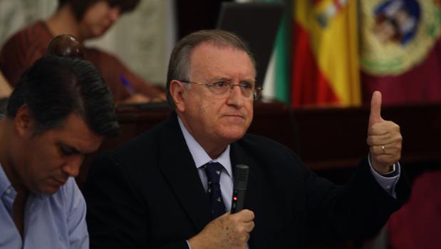 José Blas Fernández insinua trato de favor de Navarro hacia su mujer