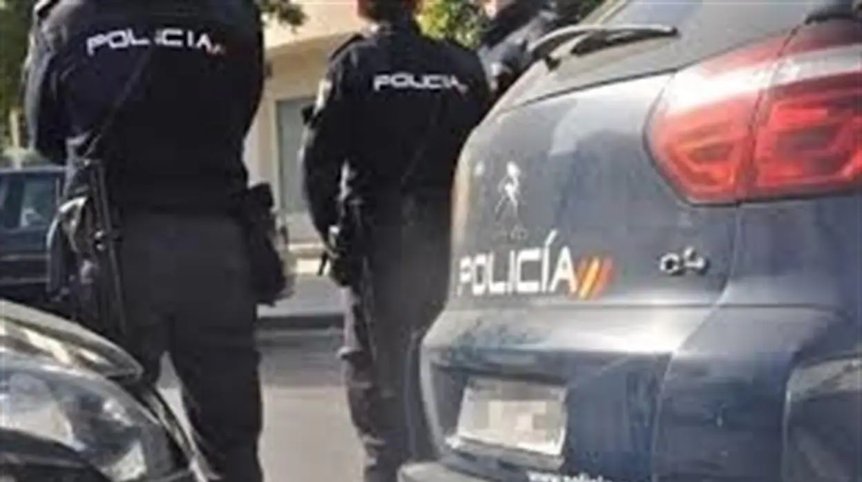 Más de 125 policías participan en una operación contra el menudeo en una barriada de Algeciras