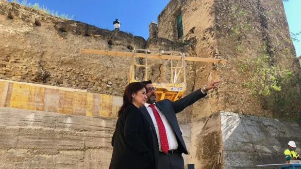El esfuerzo para recuperar un trozo de historia con la rehabilitación de las murallas del Castillo de Utrera