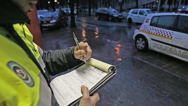 Cuatro policías locales de Los Palacios incrementan su número de multas en un 572% en lo que va de año