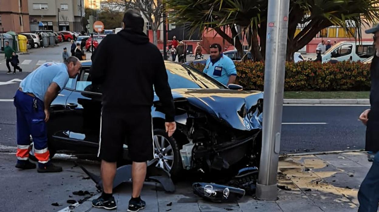 Sanitarios y policía ha acudido hasta el lugar del siniestro.