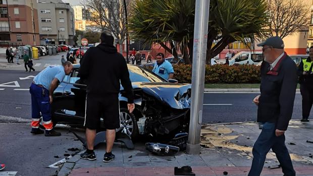 Aparatoso accidente en la Avenida Juan Carlos I de Cádiz