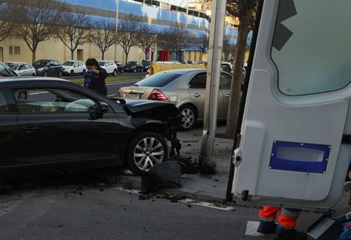 Aparatoso accidente en la Avenida Juan Carlos I de Cádiz