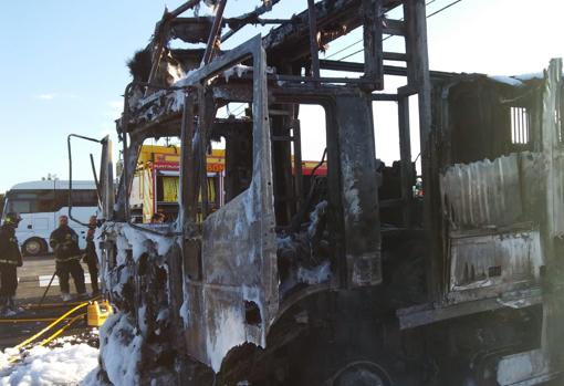 Fallece un mozo en el incendio de un camión en Montenmedio