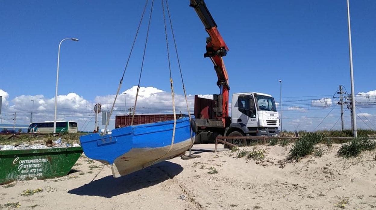 Retiran la patera que este domingo alcanzó la playa de Cortadura en Cádiz