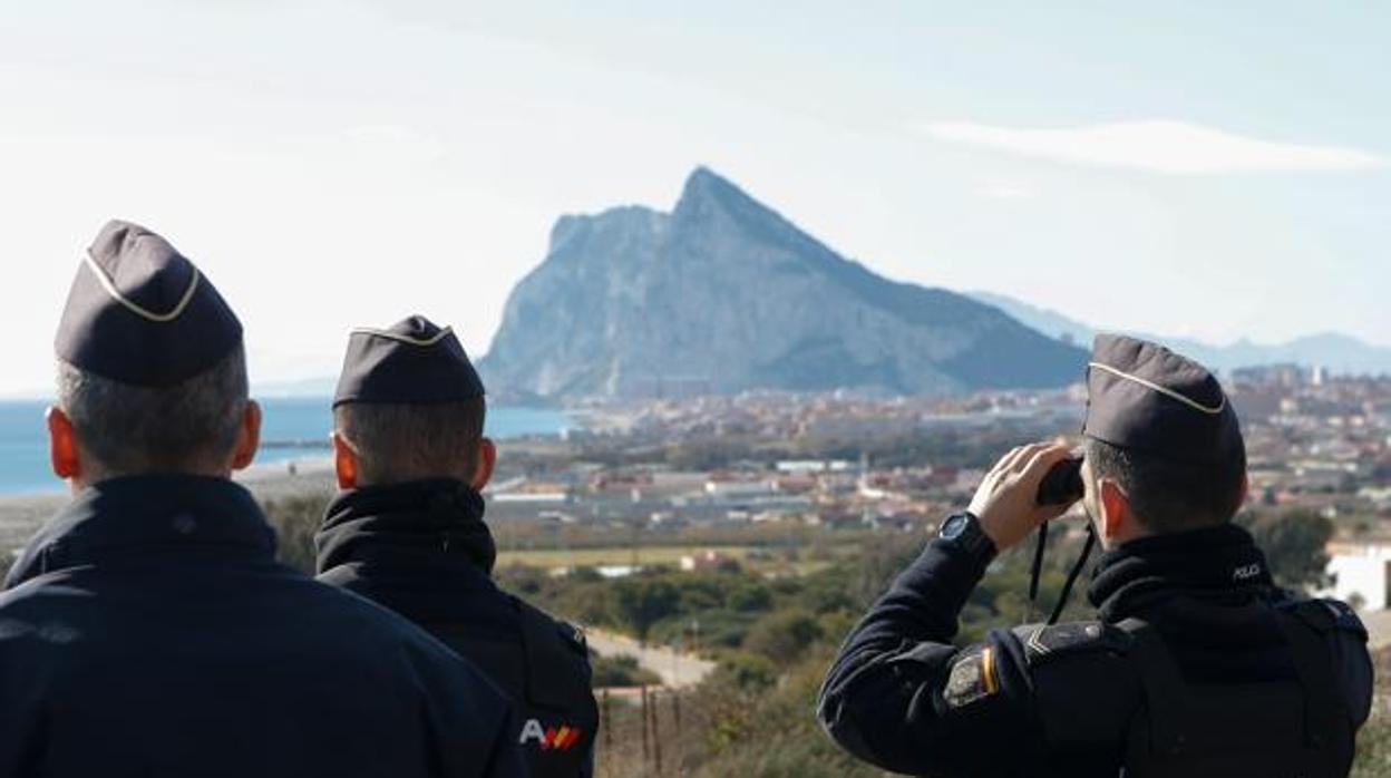 Policías vigilan la llegada de la droga al Campo de Gibraltar.