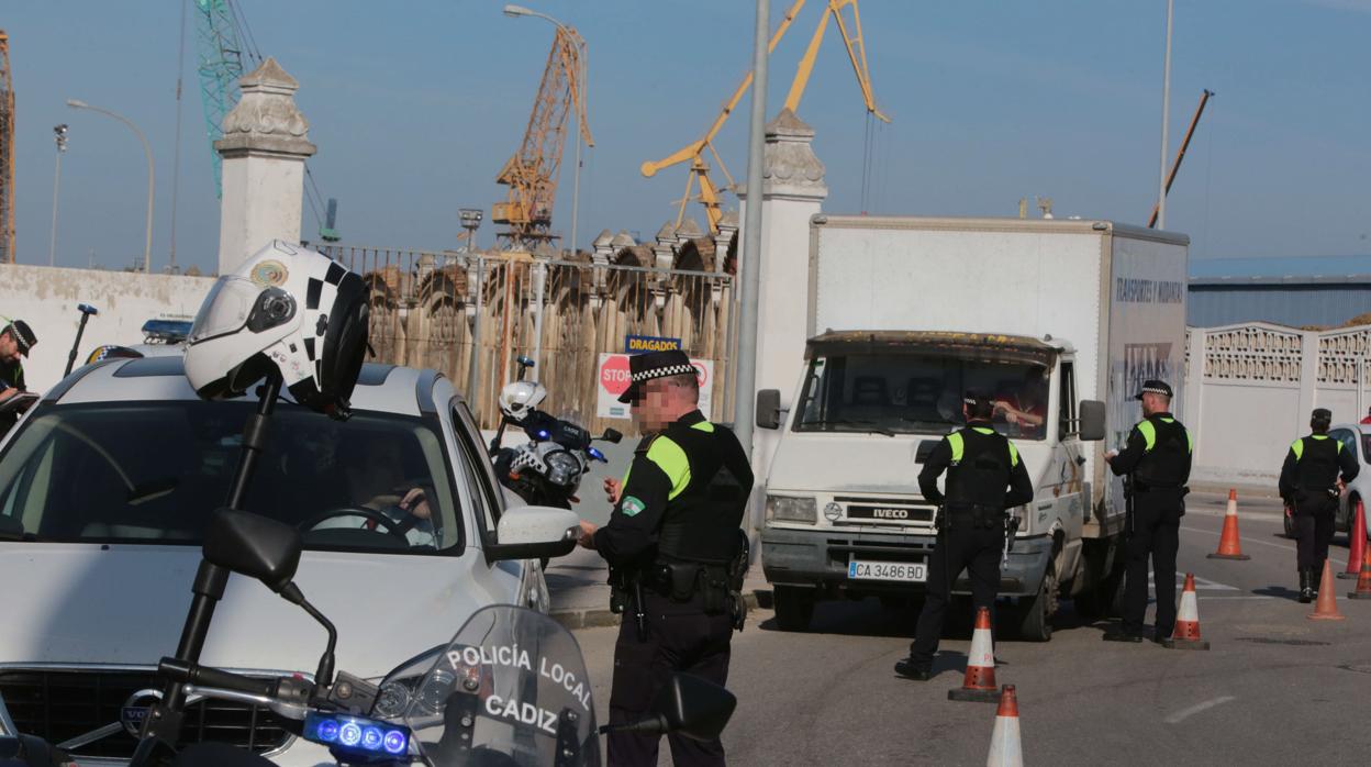 La Policía Local de Cádiz, en uno de sus controles.