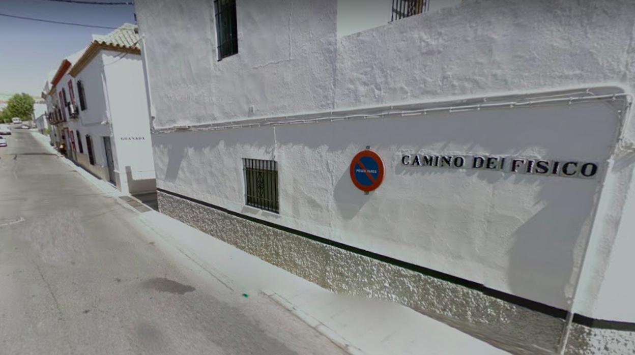 La calle Camino del Físico donde vivía el fallecido junto a su hermano en una vivienda social