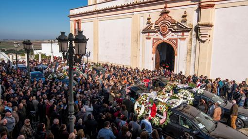 Cientos de vecinos despiden a los trabajadores muertos en accidente de tráfico en Arahal