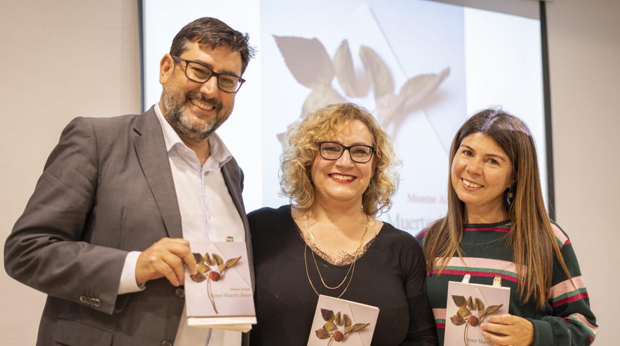 La autora flanqueada por el alcalde de Utrera y la delegada de Educación en el Ayuntamiento de Utrera