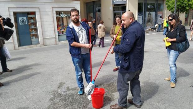 Adelante Jerez limpia «con fregona» la calle donde estuvieron miembros de VOX para «desinfectarla de fascismo»