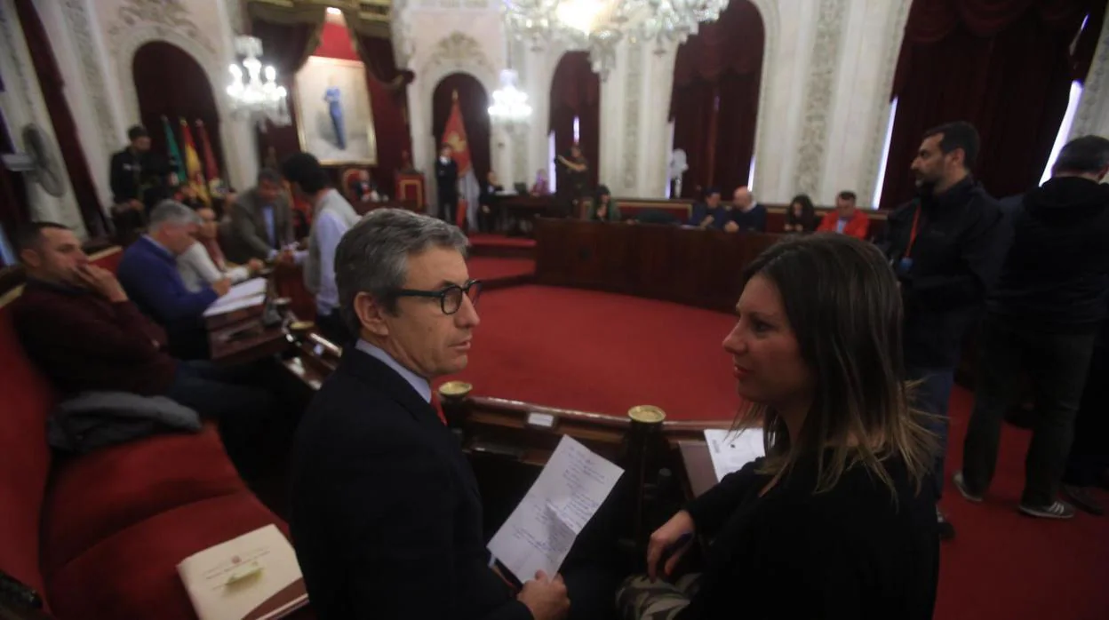 Juan Manuel Pérez Dorao y María Fernández-Trujillo participaron en el Pleno extraordinario como concejales del grupo no adscrito