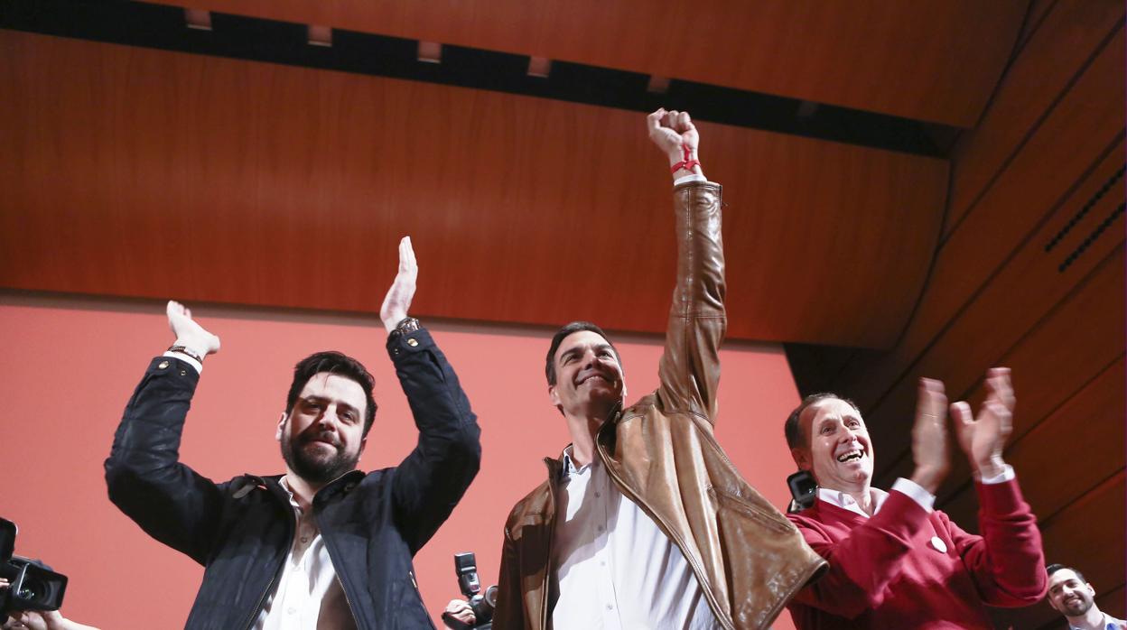 Pedro Sánchez con Fran González y José María Román , en Cádiz