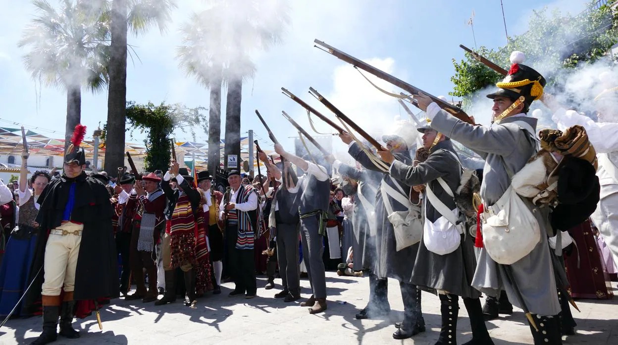 Las salvas de fusilería suponen uno de los momentos más llamativos de la recreación histórica del levantamiento de Riego