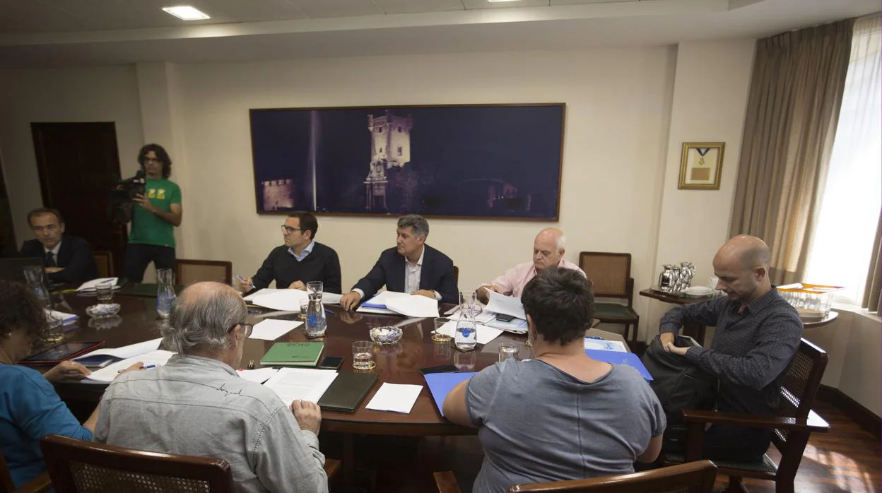 Aguas de Cádiz acusa a sus exdirigentes de gastar más de 50.000 euros en representación en tres años
