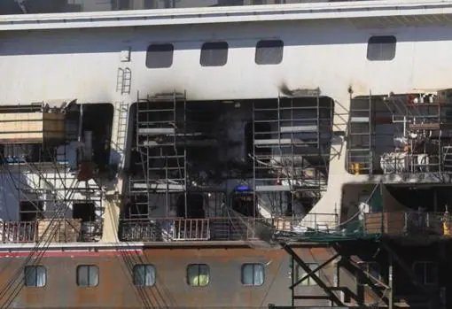 Así ha quedado el crucero &#039;Triumph&#039; que ardió en Navantia Cádiz