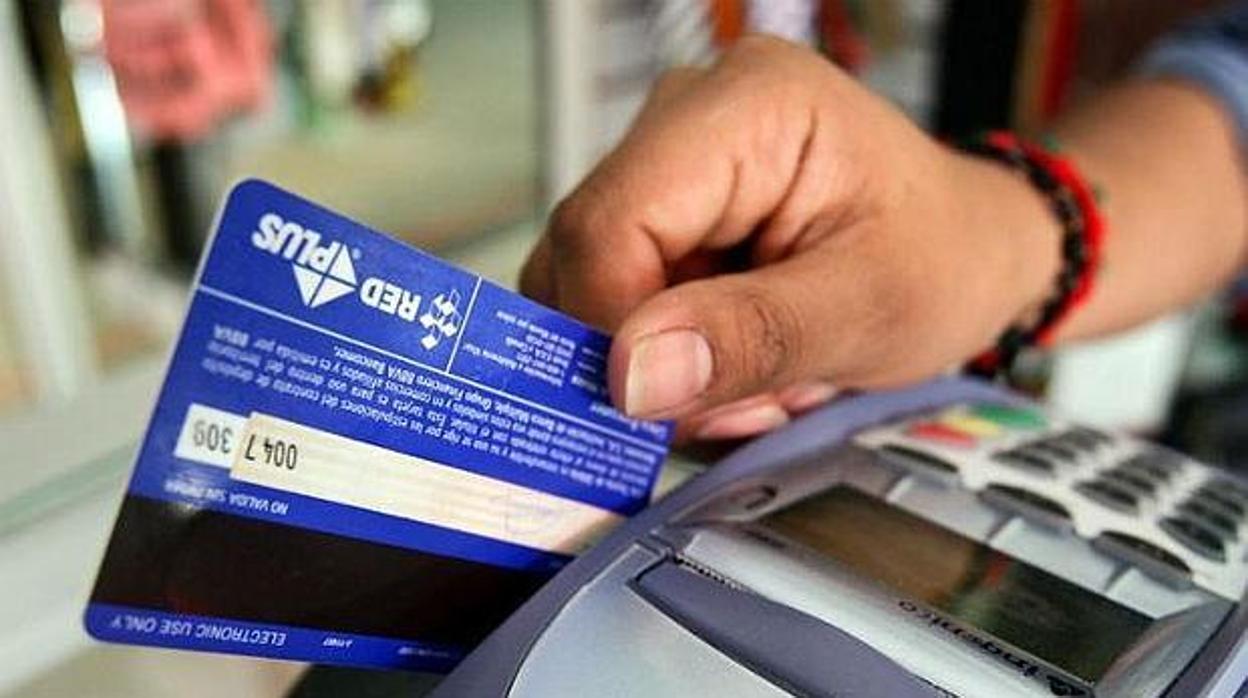 Una mujer ha sido detenida por sustraer la tarjeta bancaria a la anciana para la que trabajaba en Osuna