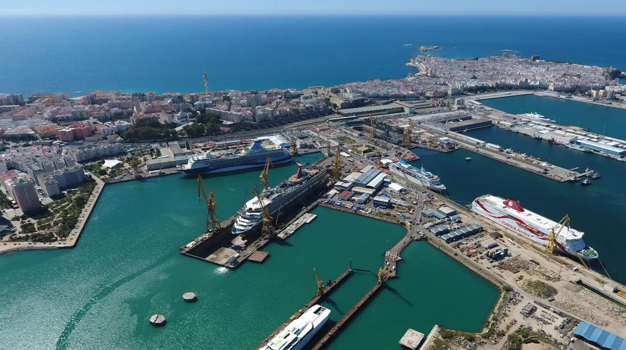 Vista aérea del astillero de Cádiz con todos sus diques ocupados