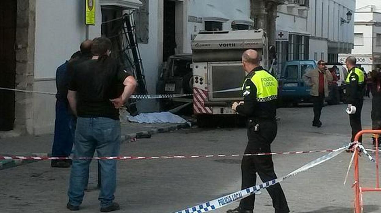 El fallecido circulaba por la calle y fue embestido por la máquina de limpieza