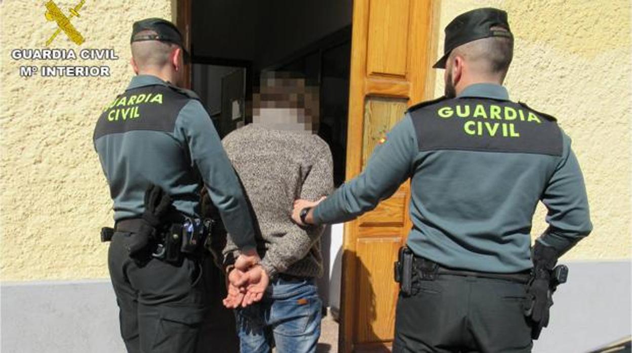La Guardia Civil ha detenido a cinco personas por secuestrar y robar con violencia a un empresario de La Puebla del Río