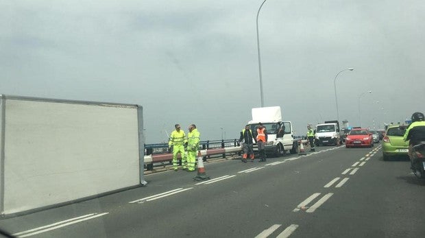 'Lavadoras volando' por el Puente Carranza por el fuerte temporal de viento