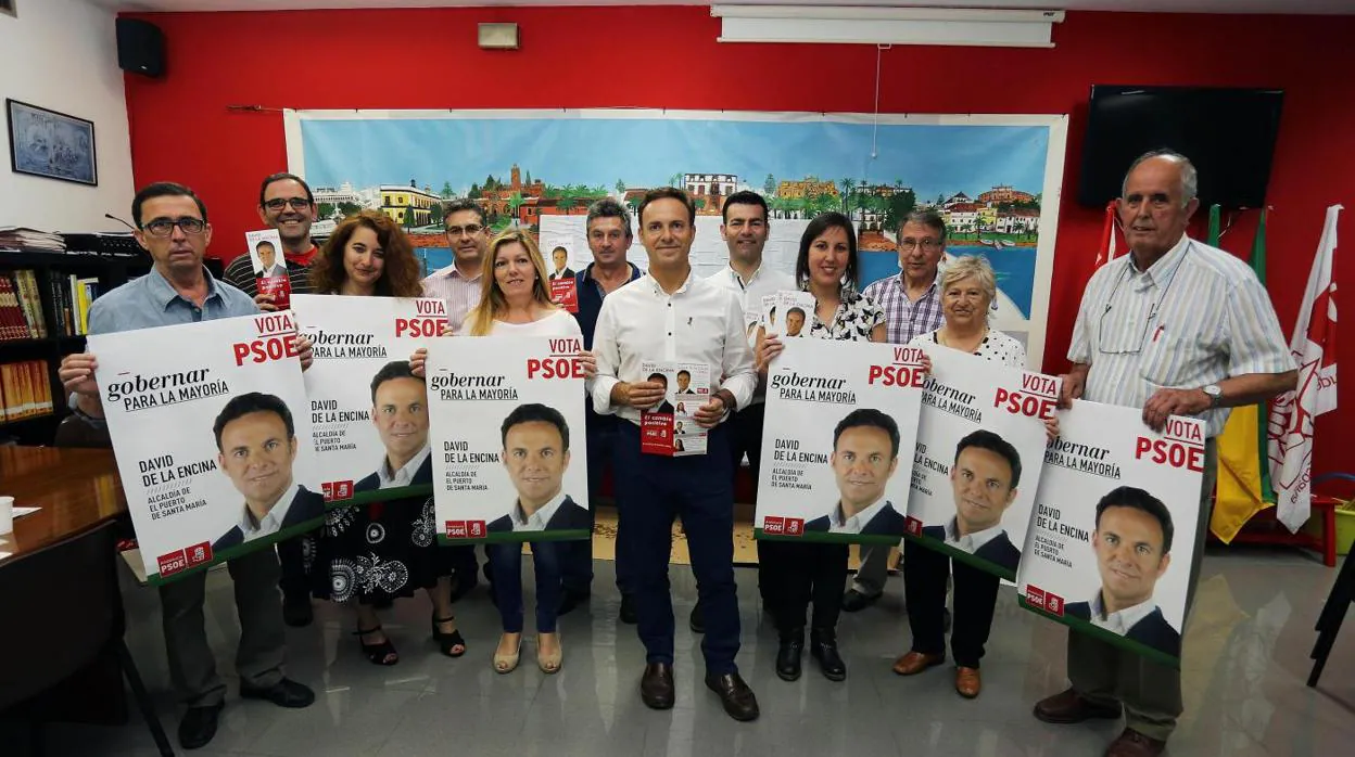 El alcalde y su equipo, el día de la presentación de la campaña en 2015.