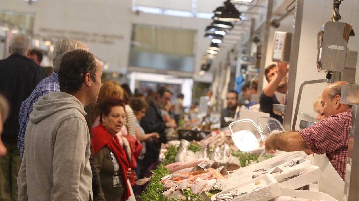 53 vecinos encuentran la fortuna en la Plaza del Mercado de Cádiz