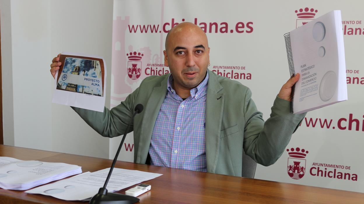 Adrián Sánchez en una rueda de prensa del Ayuntamiento.