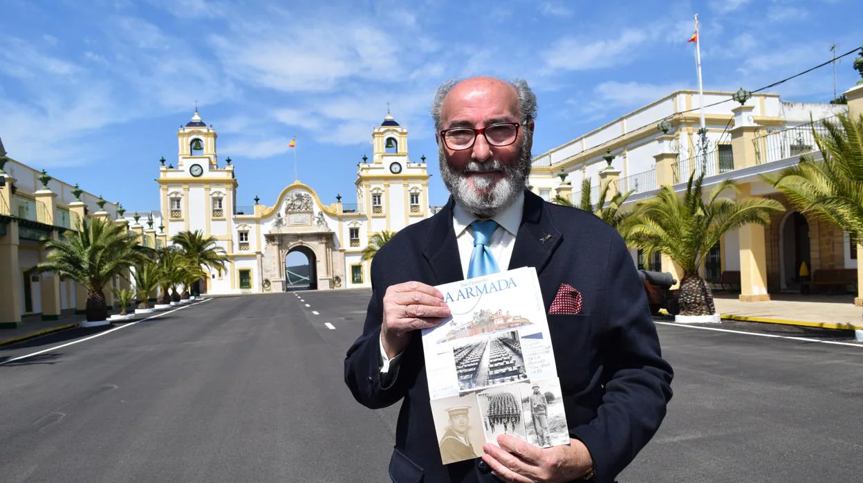 Pascual Castilla con sus fotos de la mili en La Carraca.