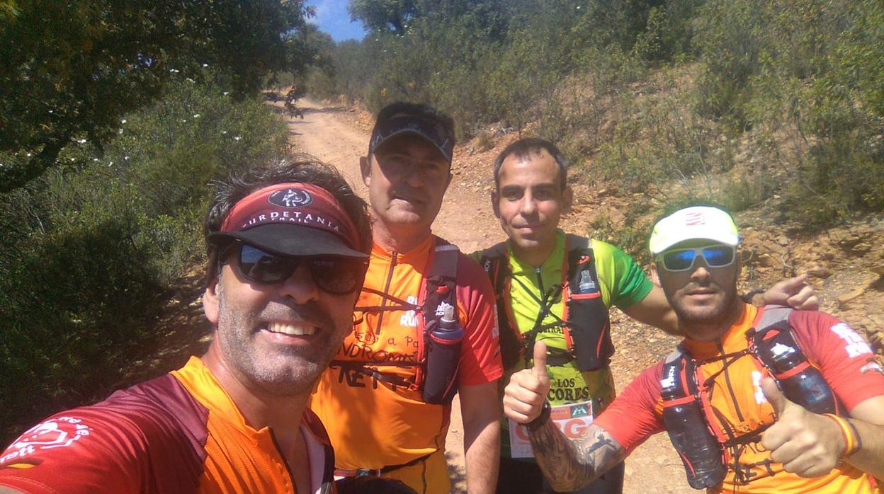 Marcos, segundo por la derecha, junto a un grupo de corredores escoba