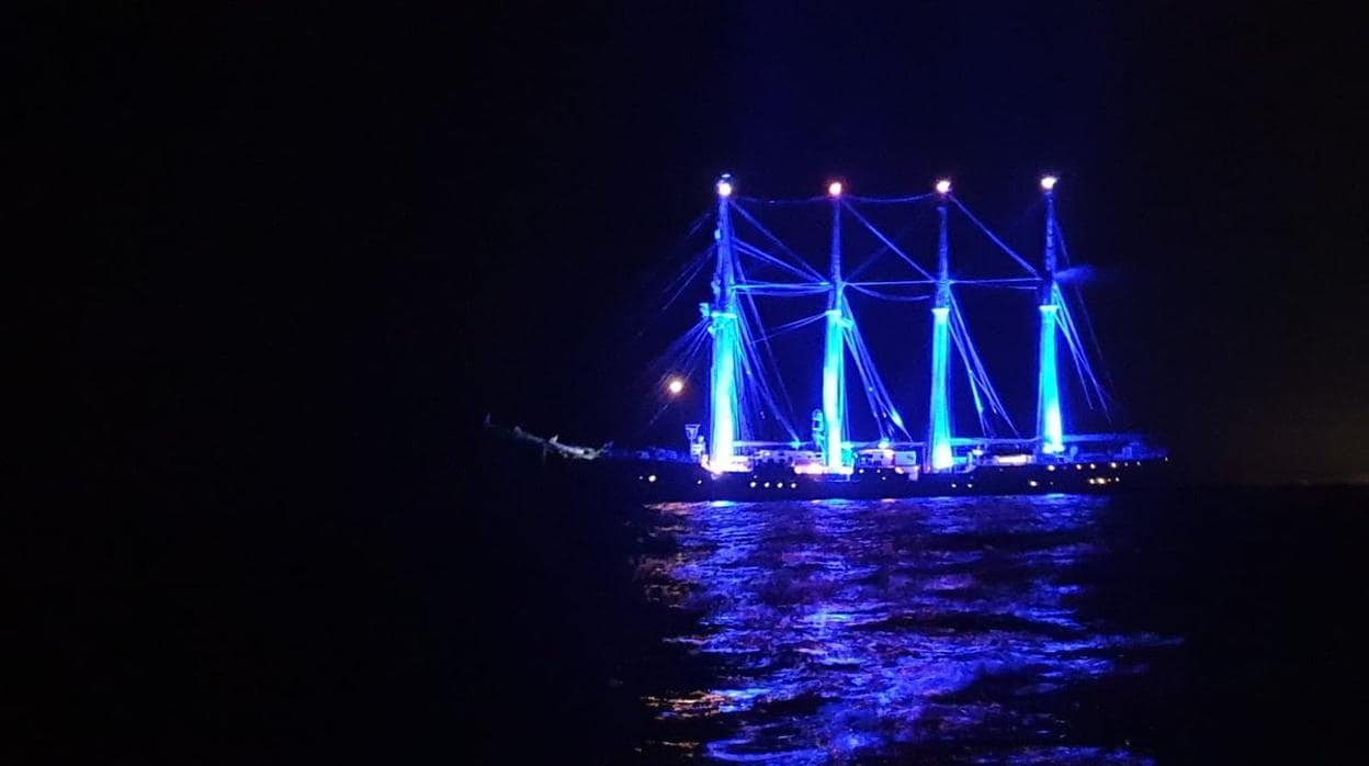 El Elcano, iluminado de azul frente a Pensacola.