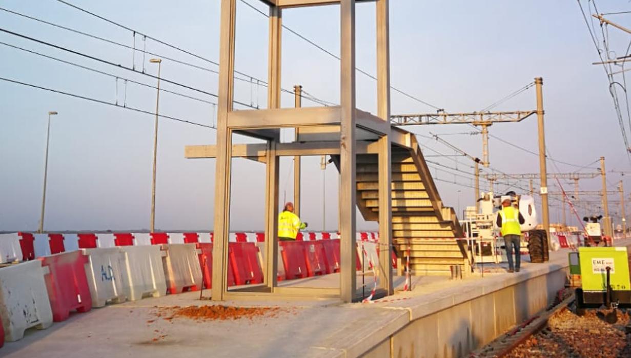 Comienza la instalación de la pasarela del tranvía de la parada de Río Arillo