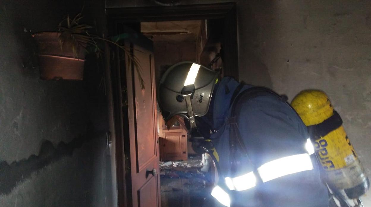 Una explosión en su casa deja un hombre herido con quemaduras en El Puerto