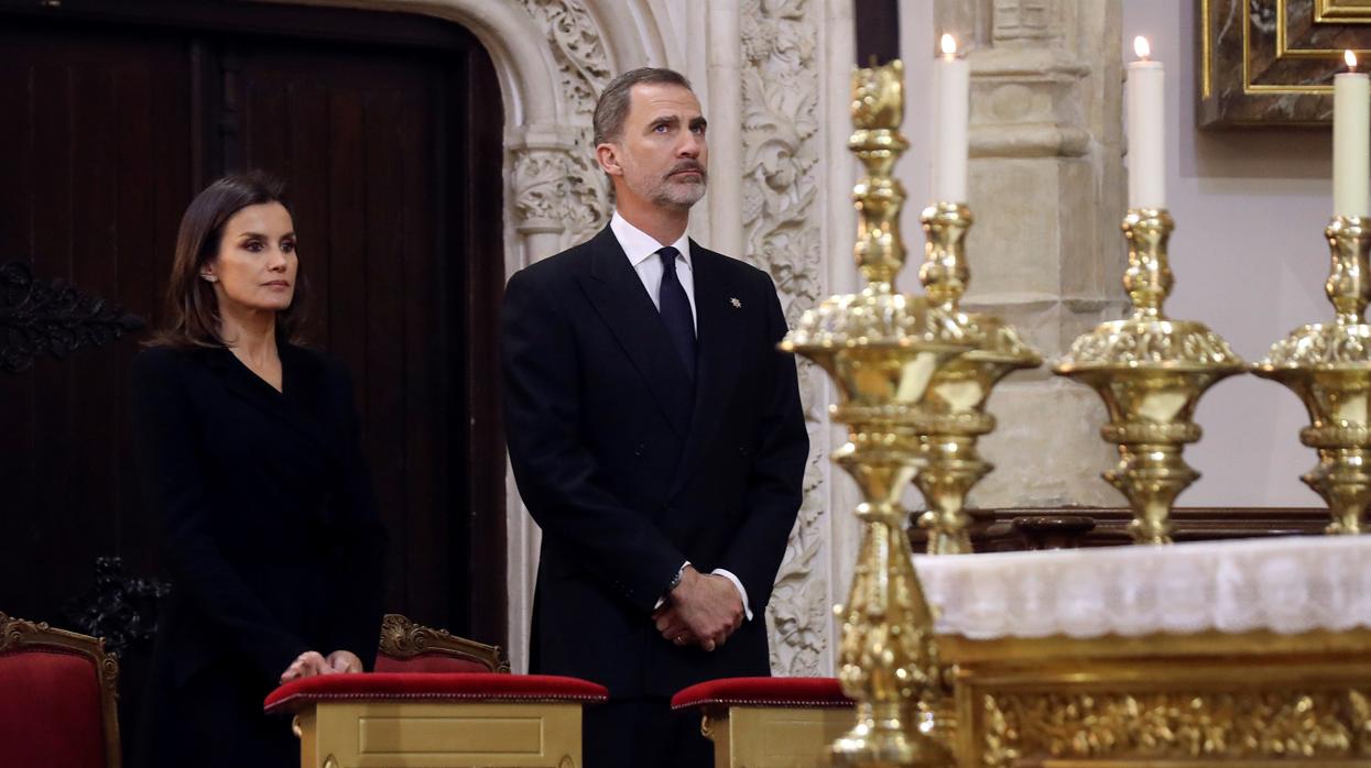 Los Reyes Felipe y Letizia en el funeral de Pérez-Llorca