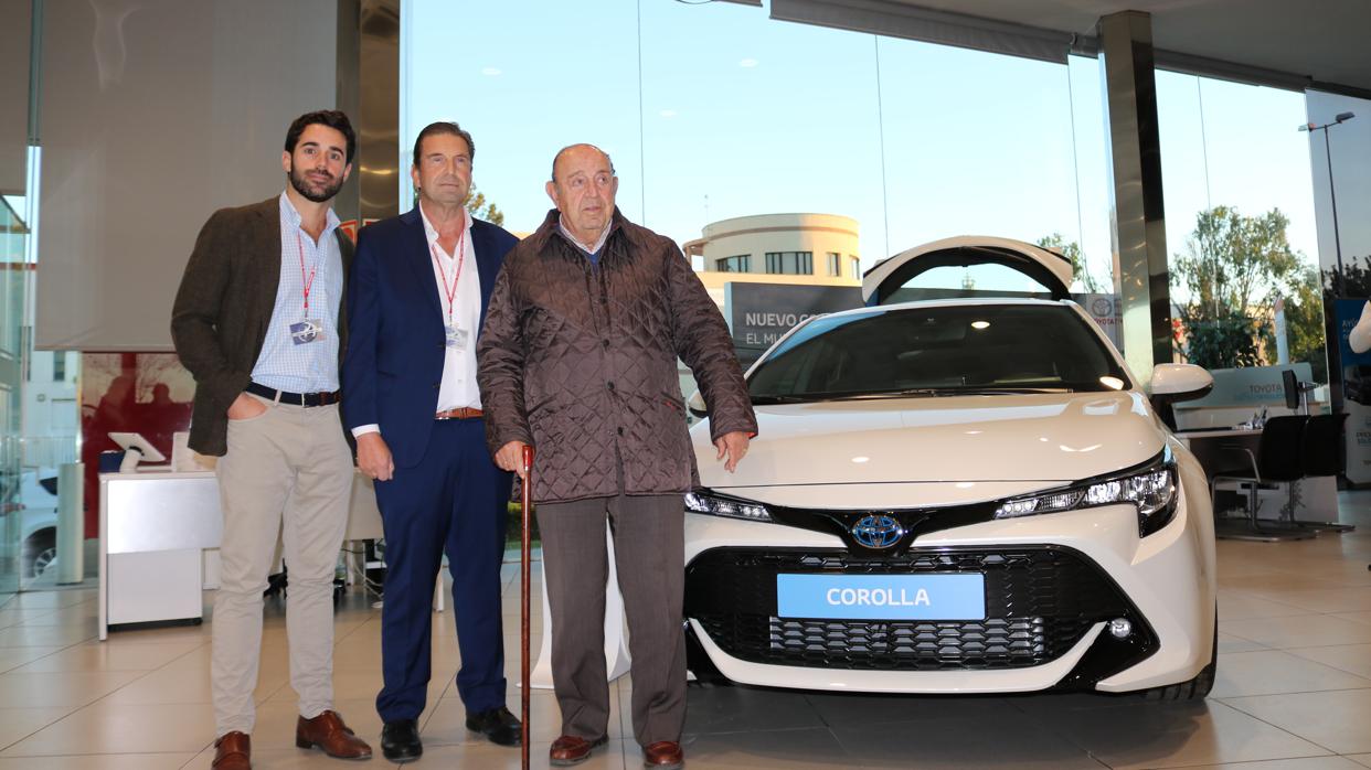 Tres generaciones de José Luis Nimo (hijo, padre y abuelo) junto al nuevo híbrido de la marca nipona