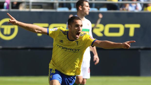 Detenido un futbolista del Cádiz CF por dañar un cajero y orinar en un parking