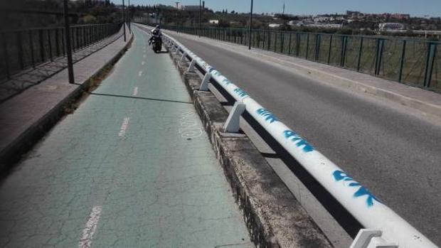 Denuncian la circulación de ciclomotores y motos por el carril bici del puente metálico de San Juan