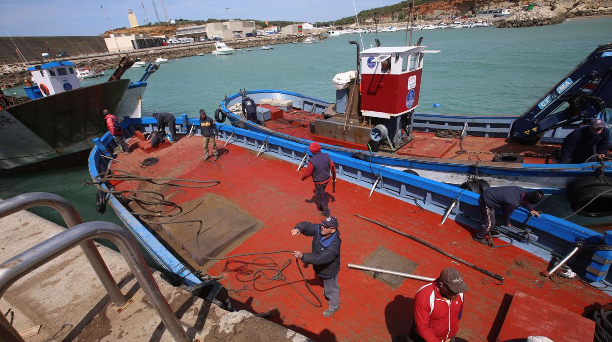 Barcos de la almadraba de Conil a su regreso a puerto tras colocar anclas y cables en alta mar