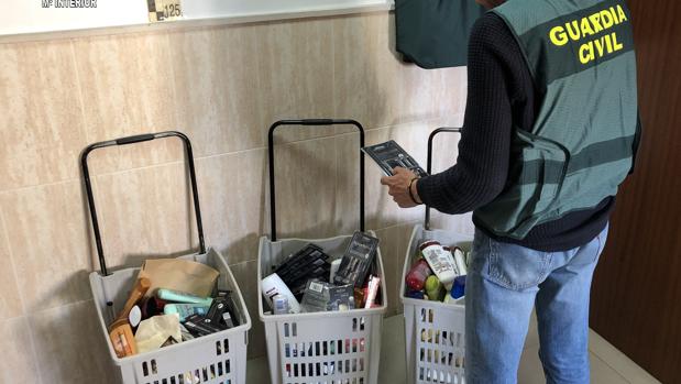 Detenidos dos hombres y una mujer por robar productos de cosmética en supermercados del Aljarafe