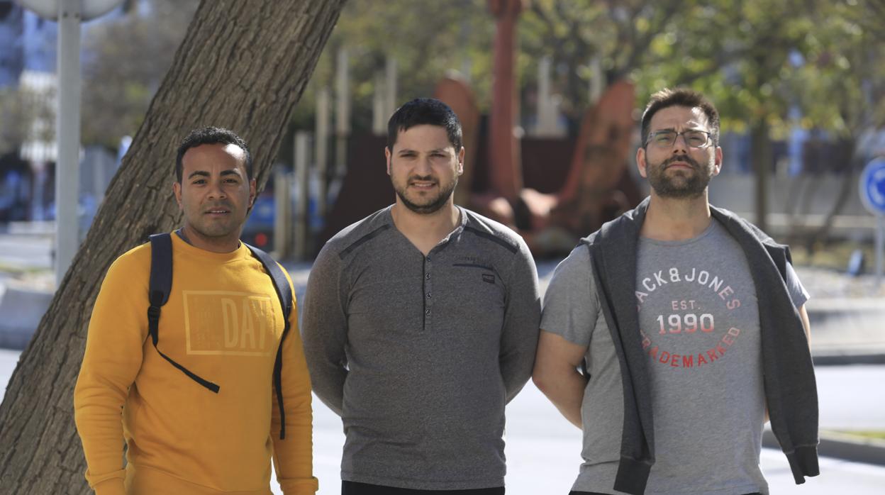 Los marineros Stiven Pulgarin, Francisco José Teijeiro y Raúl Lorente (de izquierda a derecha) en Cádiz, antes de partir hacia Alborán.