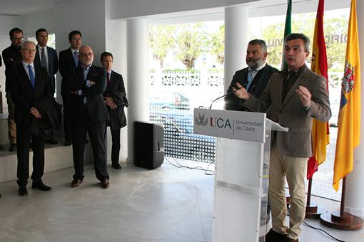 El rector de la UCA, Eduardo González Mazo, junto al delegado de Empleo, Alberto Cremades.