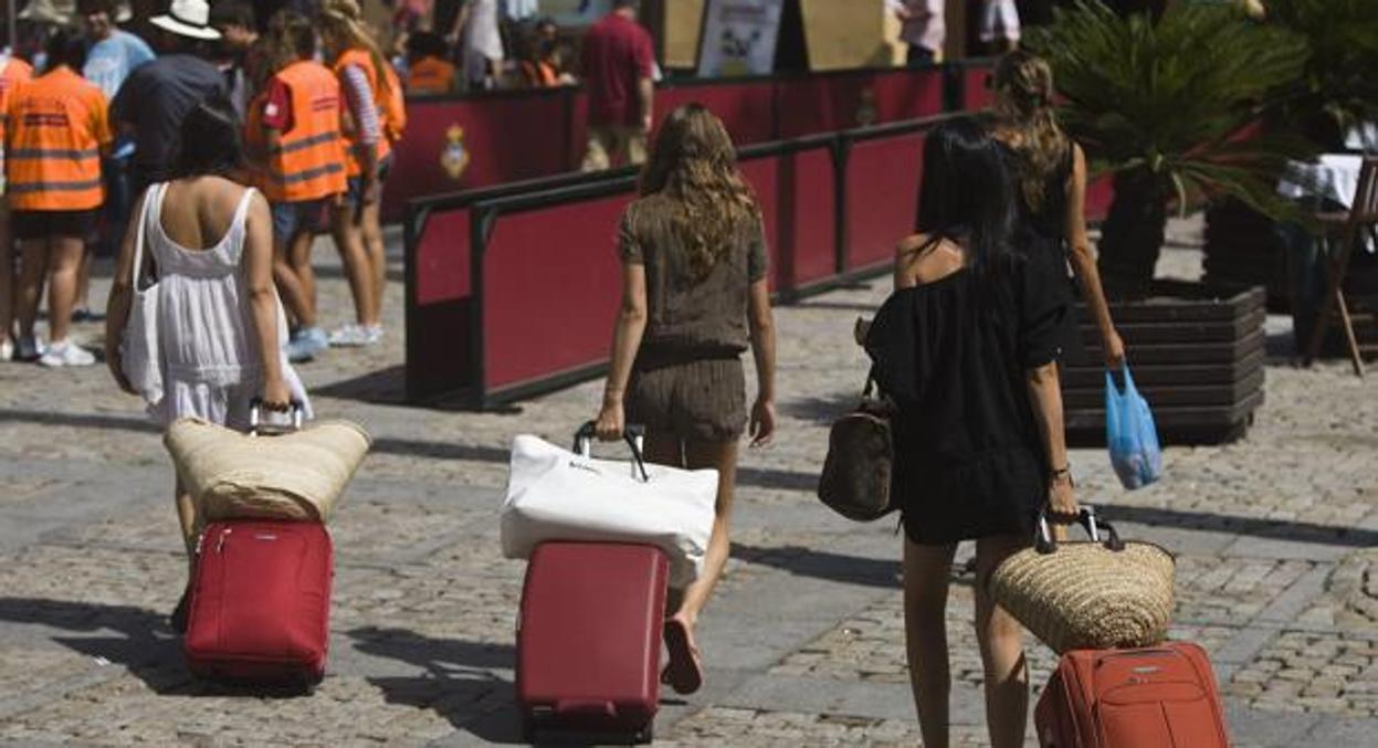 Varias turistas cruzando por la plaza de la Catedral, en Cádiz.