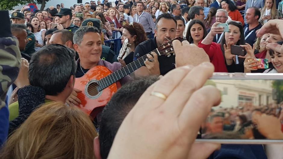 Alejandro Sanz: «Mamá, vida mía, si un día me pierdo, vivo en la cuesta que vive en el corazón de tu pueblo»