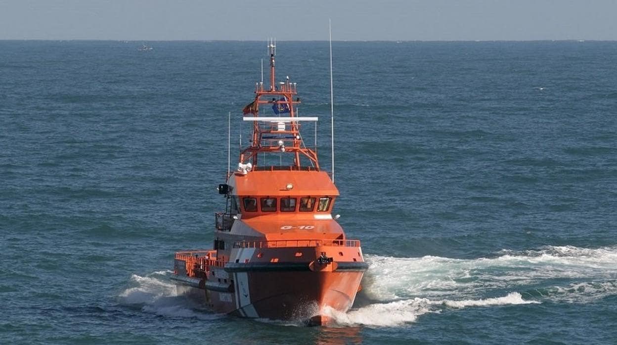 Rescatados ocho personas de una patera en aguas del Estrecho
