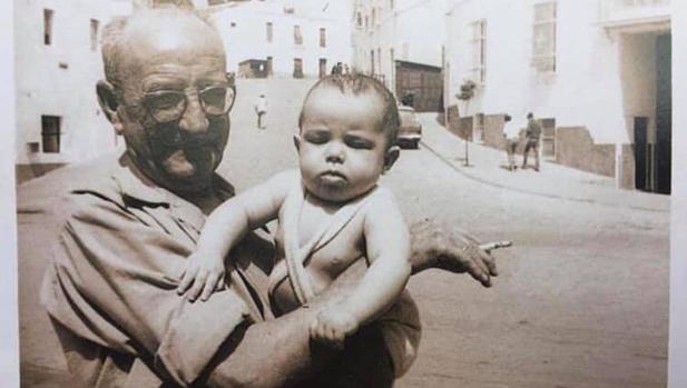 ¿Por qué recuerda Alejandro Sanz esta foto en la calle de Alcalá de los Gazules que hoy lleva su nombre?