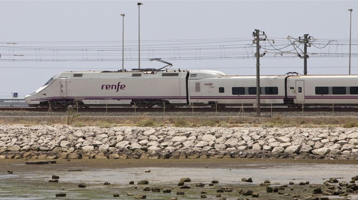 El tren de la costa entre Cádiz y Nerja, un proyecto que quiere recuperar Podemos.