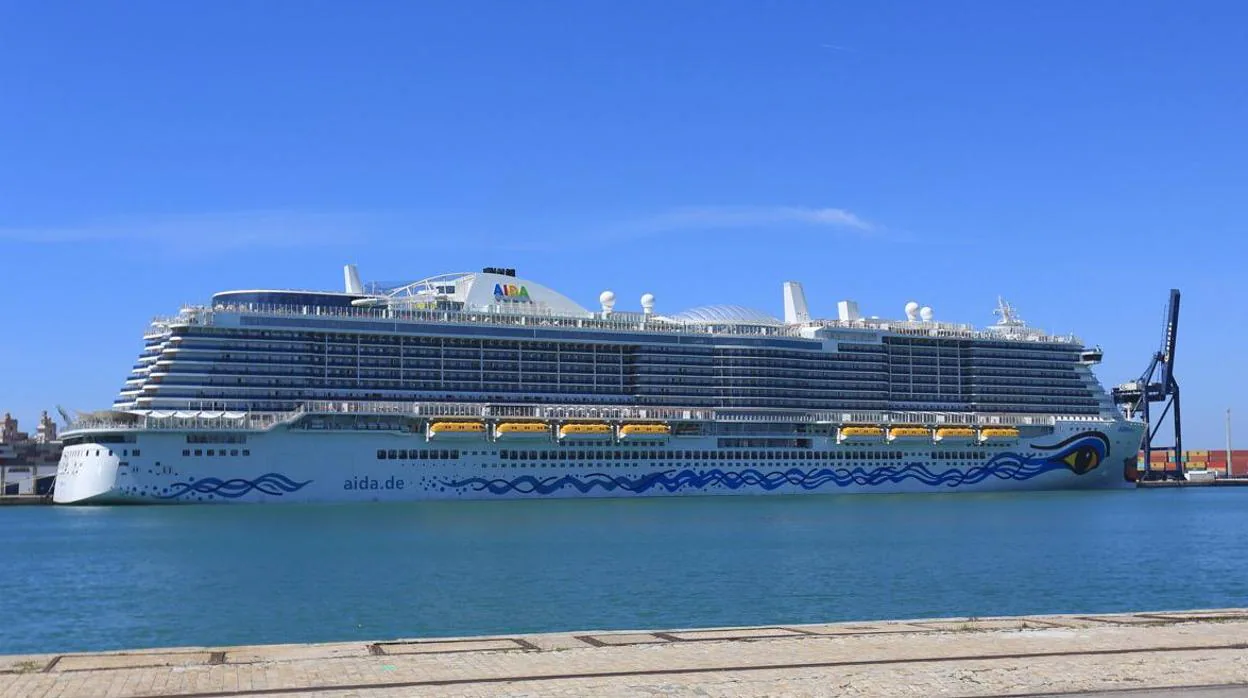 El crucero AidaNova ha llegado al puerto de Cádiz.