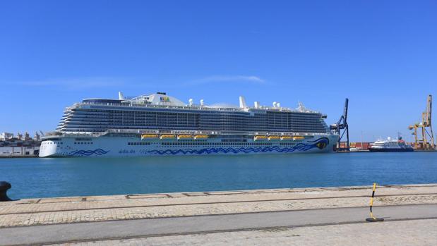 El puerto recibe al primer crucero propulsado por gas natural licuado